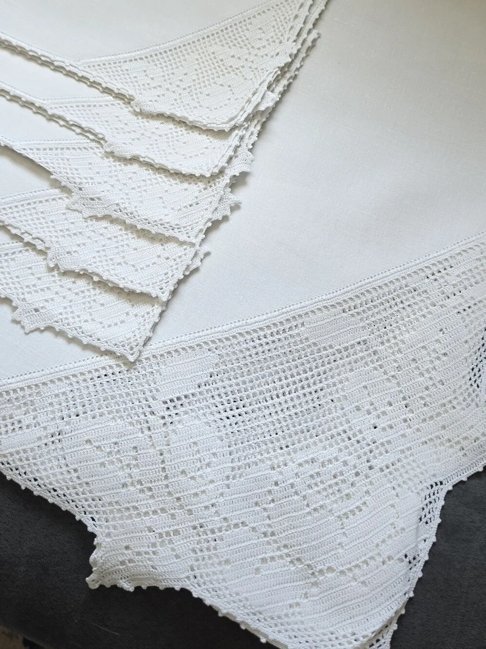 SET OF FIVE VINTAGE LINEN AND FILET CROCHET NAPKINS WITH MATCHING TABLECLOTH